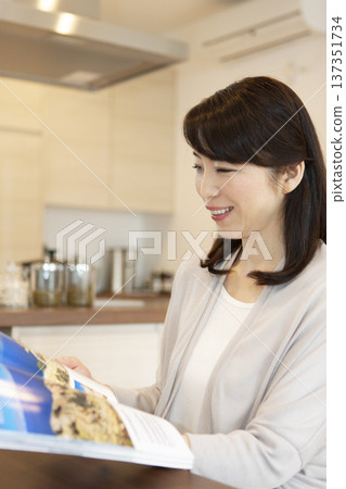中年婦女正在讀雜誌 137351734