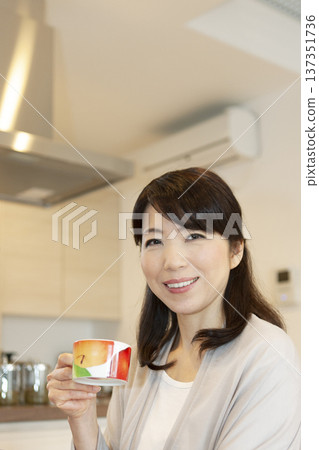 中年婦女喝咖啡 137351736