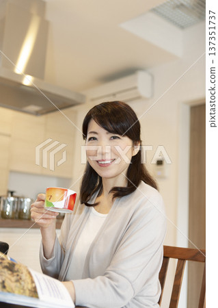 中年婦女喝咖啡 137351737