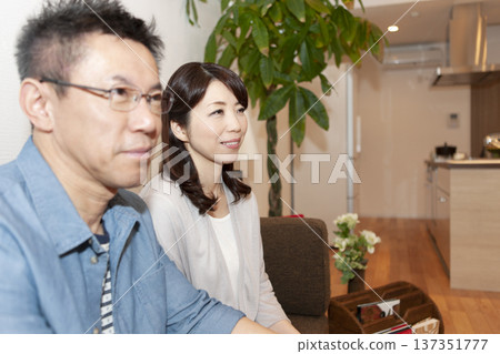 一對中年夫婦坐在沙發上 137351777