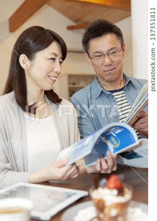 一對中年夫婦正在讀雜誌 137351811