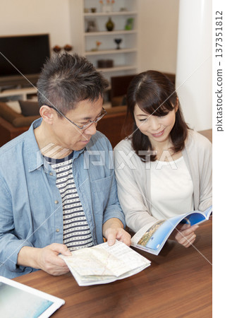 一對中年夫婦正在讀雜誌 137351812