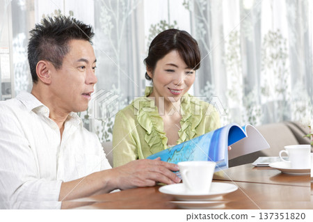 一對中年夫婦在咖啡館放鬆 137351820