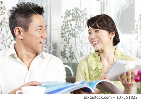 一對中年夫婦在咖啡館放鬆 137351822