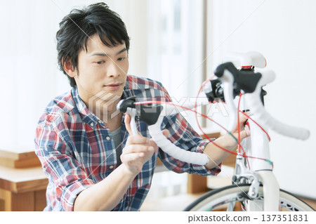 一名男子正在修理自行車 137351831