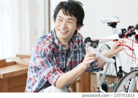 一名男子正在修理自行車 137351833