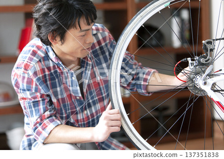 一名男子正在修理自行車 137351838