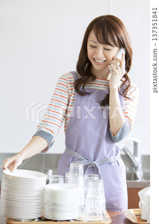 咖啡館員工正在打電話 137351841