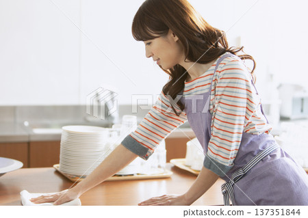 Cafe staff to clean 137351844