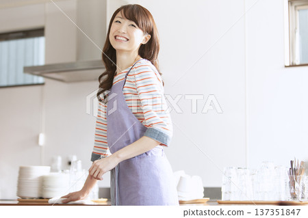 咖啡廳工作人員打掃 137351847