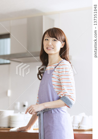 咖啡廳工作人員打掃 137351848