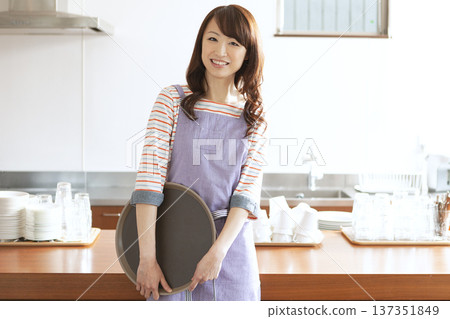 咖啡館員工穿著圍裙 137351849