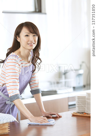 Cafe staff to clean 137351850