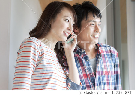 夫婦談話在手機 137351871