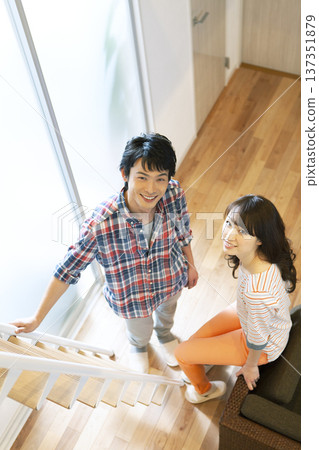 一對夫婦在客廳放鬆 137351879