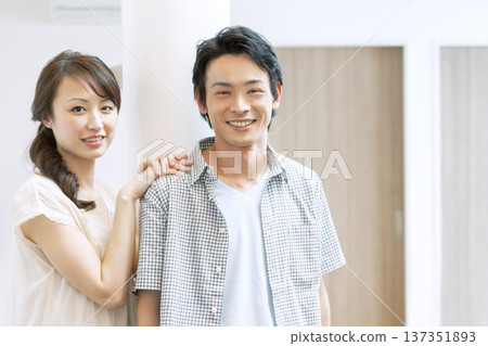 幾個擁抱的微笑 137351893