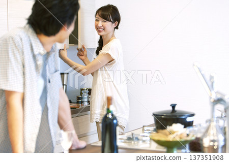 一對夫婦在廚房裡說話 137351908