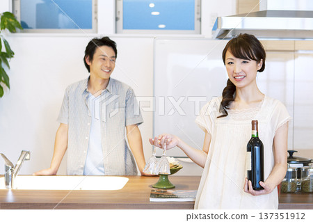一對夫婦在廚房裡說話 137351912