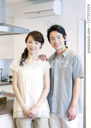 幾個擁抱的微笑 137351914