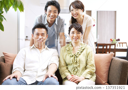 兩代人一家在沙發上放鬆 137351921