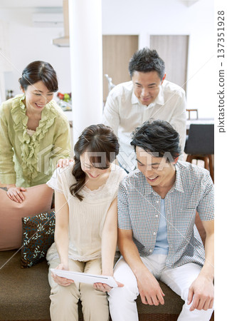 兩代人一家在沙發上放鬆 137351928