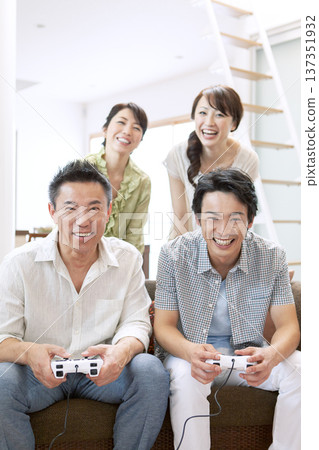 兩代同堂一家玩遊戲 137351932