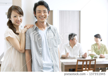 兩代同堂一家在客廳聊天 137351945