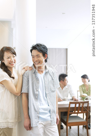 兩代同堂一家在客廳聊天 137351948