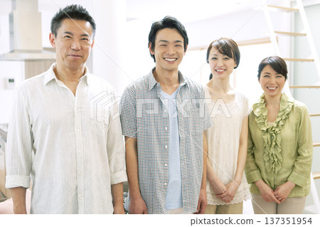 一家兩代人面帶笑容地站在一起。 137351954