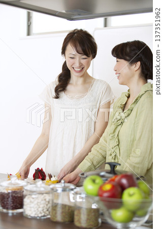 媽媽和女兒在廚房裡聊天 137351962