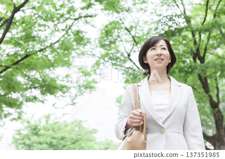 一位職業婦女在公園散步 137351985