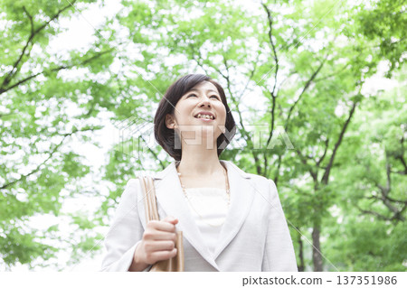一位職業婦女在公園散步 137351986