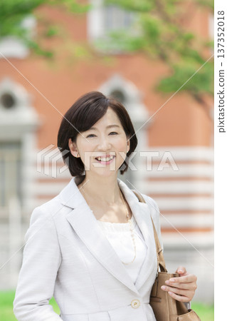 走在辦公區的職業女性 137352018