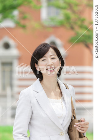 走在辦公區的職業女性 137352019