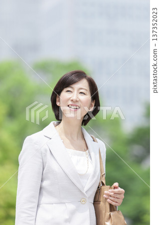 走在辦公區的職業女性 137352023