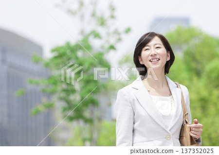 走在辦公區的職業女性 137352025