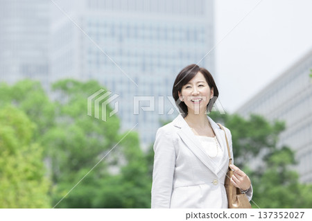 走在辦公區的職業女性 137352027