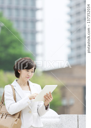 一位職業婦女正在操作平板電腦 137352034