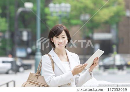 一位職業婦女正在操作平板電腦 137352039
