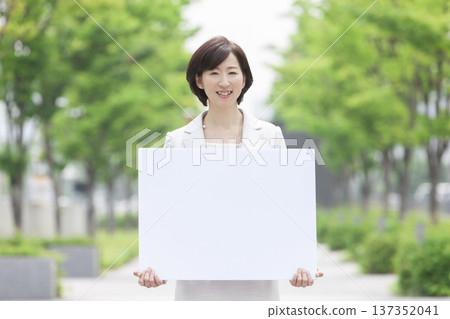 一位職業婦女手持白板 137352041