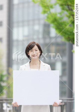 一位職業婦女手持白板 137352044