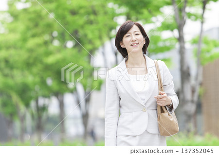 走在辦公區的職業女性 137352045