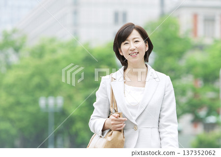 Career woman walking in the office district Career woman walking in the office district 137352062