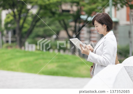 一位職業婦女正在操作平板電腦 137352085
