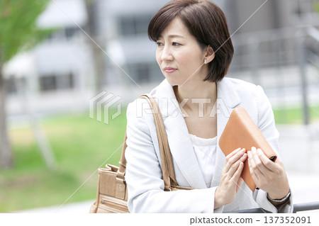 有筆記本的職業女性 137352091