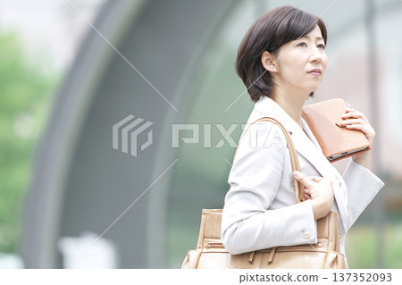 有筆記本的職業女性 137352093