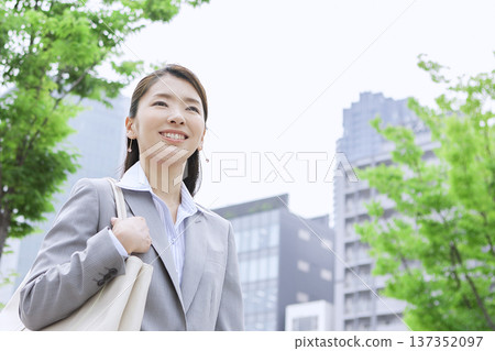 走在辦公室的女實業家 137352097