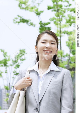 走在辦公室的女實業家 137352098