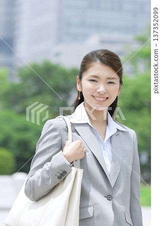 走在辦公室的女實業家 137352099