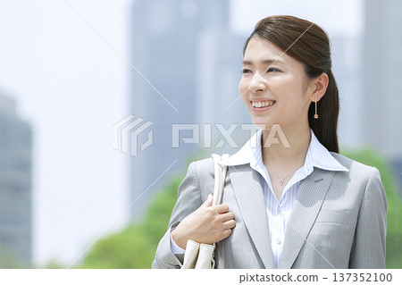走在辦公室的女實業家 137352100